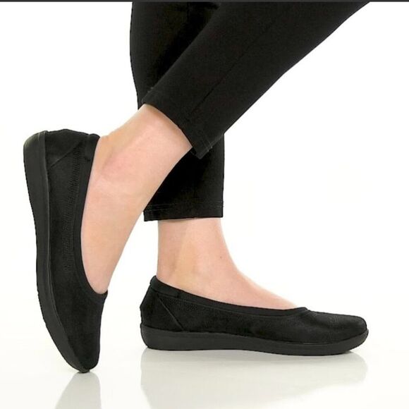 BRAND NEW! CLARKS SIZE 6.5 Women's Breeze Ayla Round-Toe Slip-On Flats NIB - Picture 1 of 6